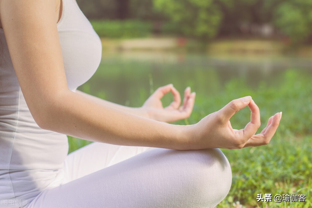 盘腿还是盘膝,盘腿坐哪个腿在前