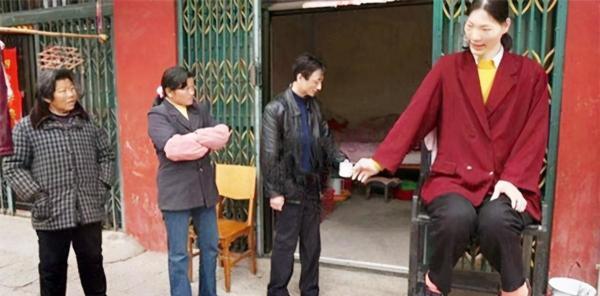 中国第一女巨人22岁2米42,世界第一巨人女人