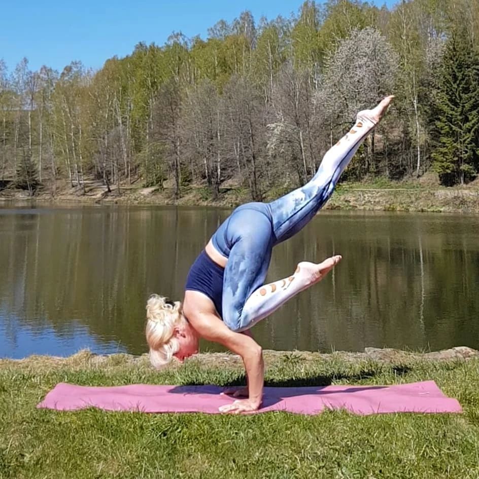 赵雅芝黑色裙穿搭,赵雅芝黑色大衣内搭