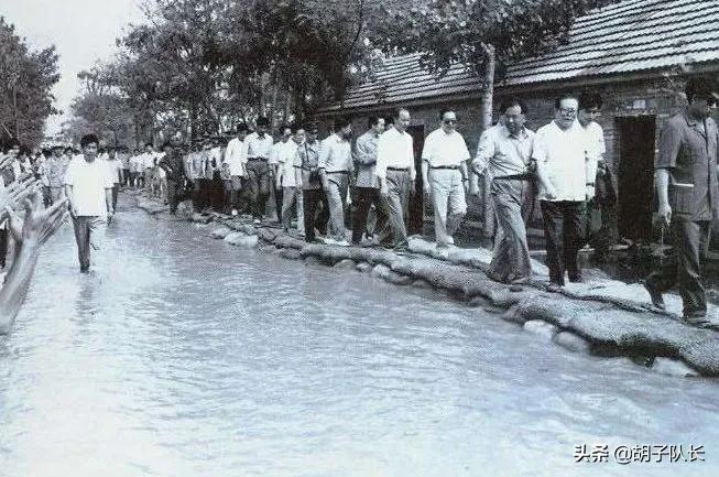 华东水灾义演的豪门夜宴,豪门夜宴华东水灾抱孩子唱歌