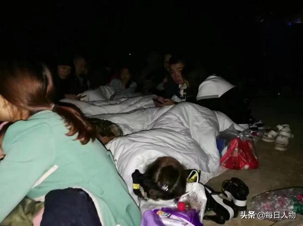 爬两个小时黄山光明顶看日出,登上山顶看美景黄山一日游结束