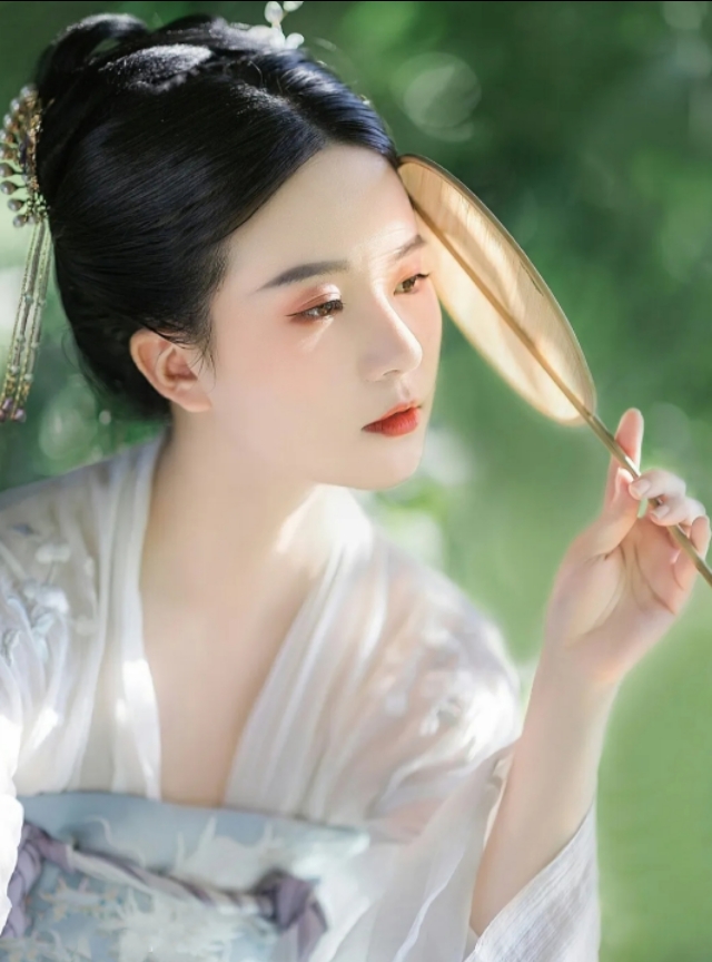 《七律》九首：月明渐觉滩声转，星散虚回波影同