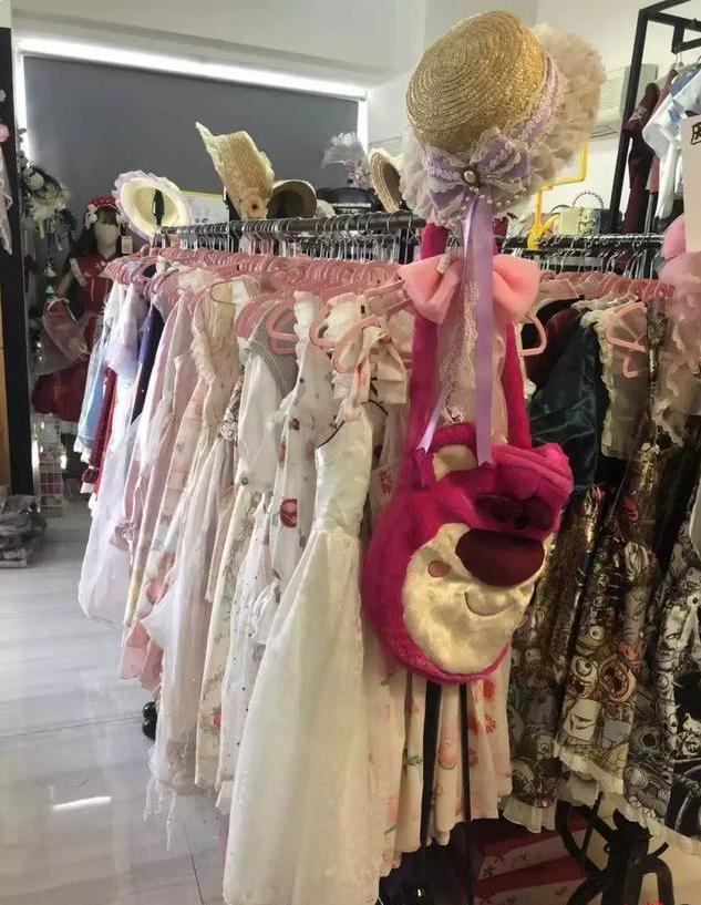 一条裙子卖到十几万,一条裙子卖800多万