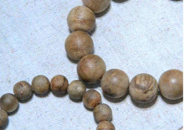 大漆珠手串值得盘玩吗,木质珠串的盘玩与变化