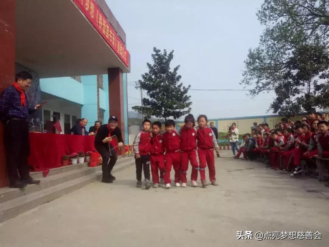 春风春雨萌春芽——记“一本书点亮一个梦想”走进广水小河小学