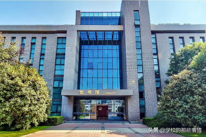 上海一本科学院排名靠后，名气不高，九成以上毕业生成为公务员