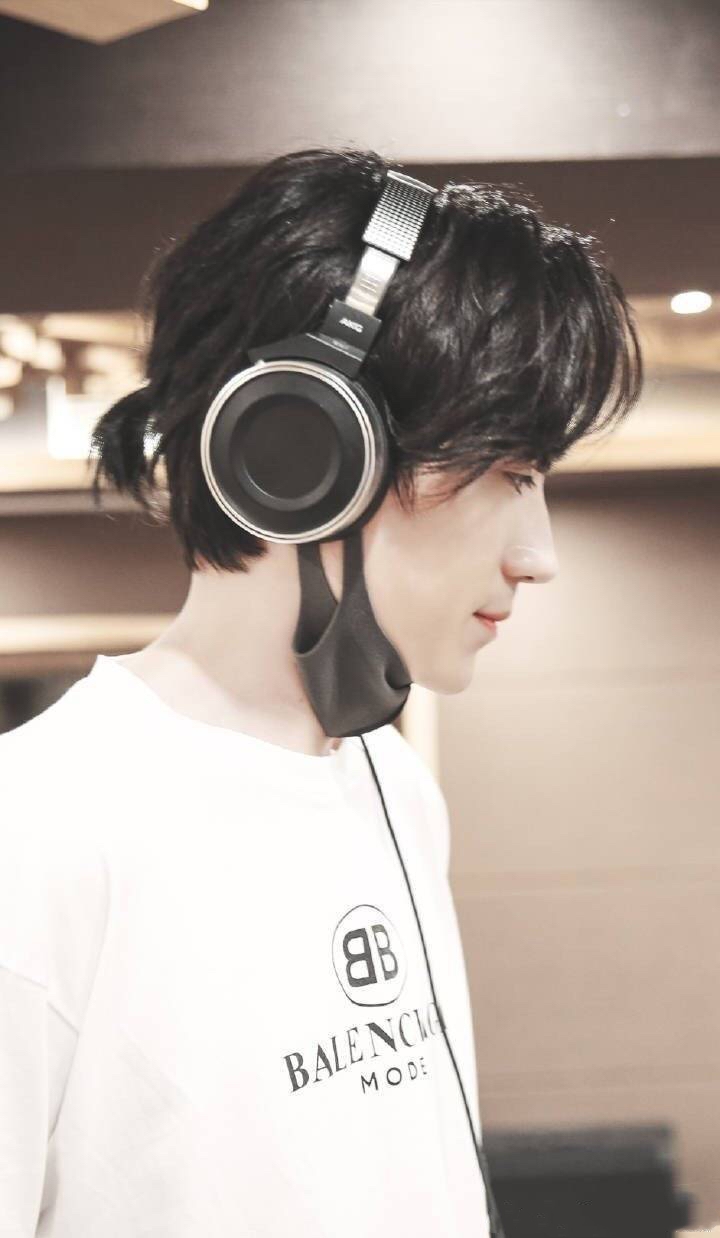 朱一龙绝美神图壁纸,朱一龙绝美镜头壁纸最新