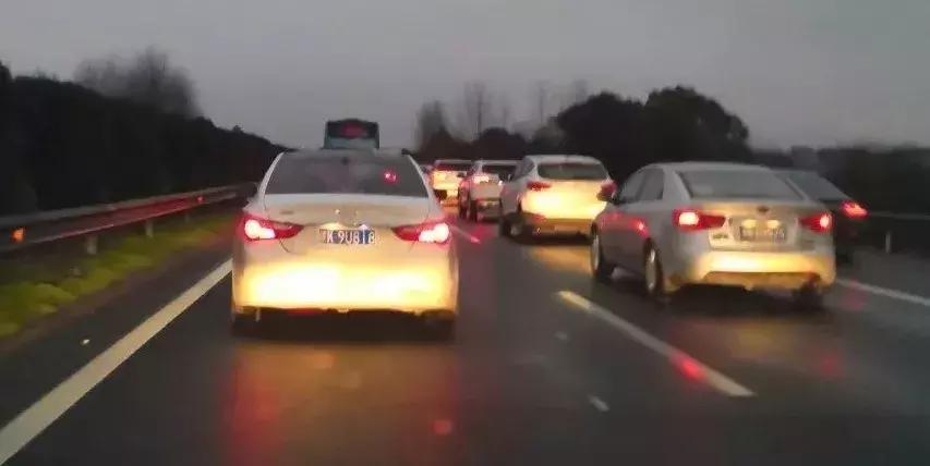 返程高速车流,返程大军挤爆沪渝高速