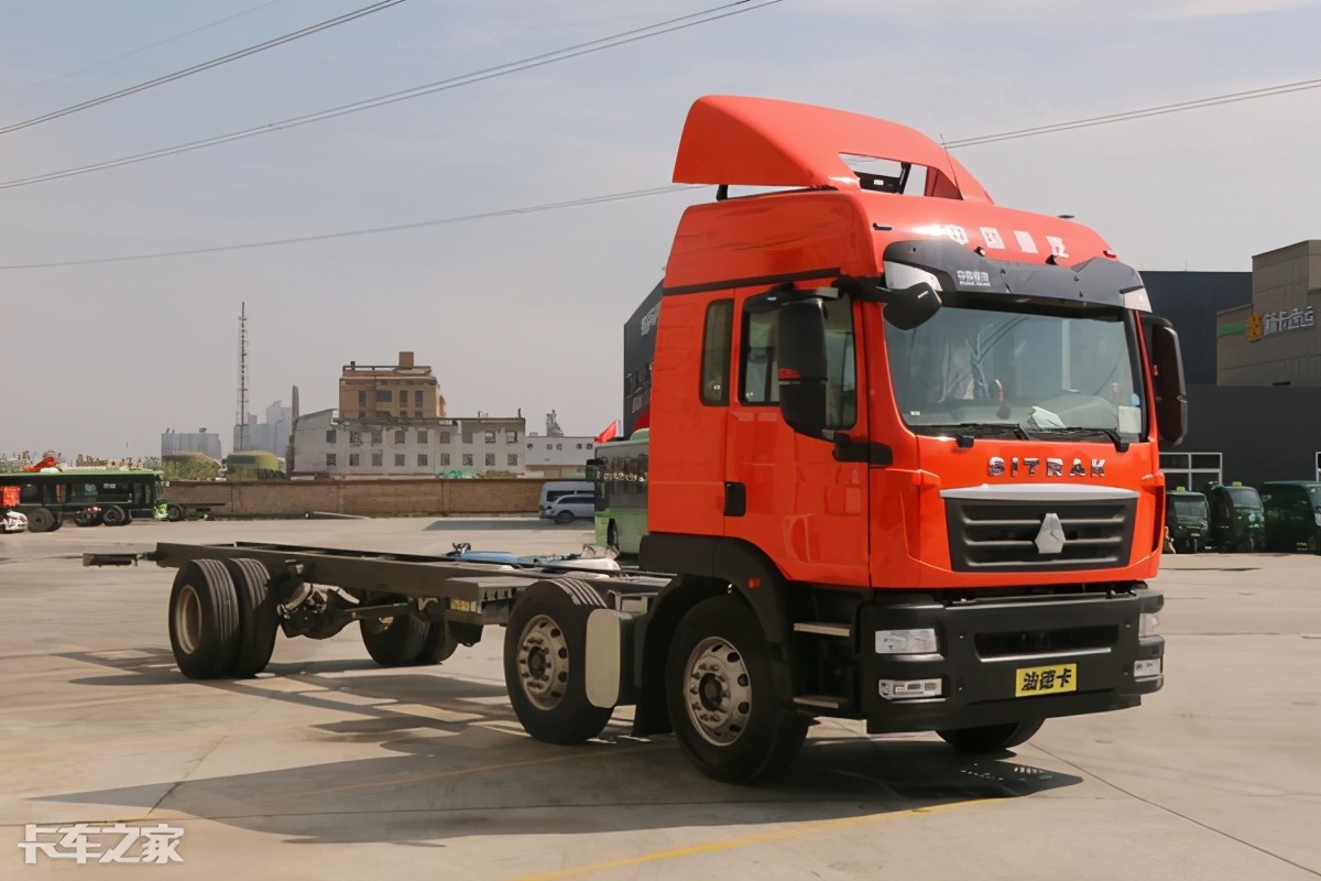 汕德卡600升双腔油箱,600升双腔油箱