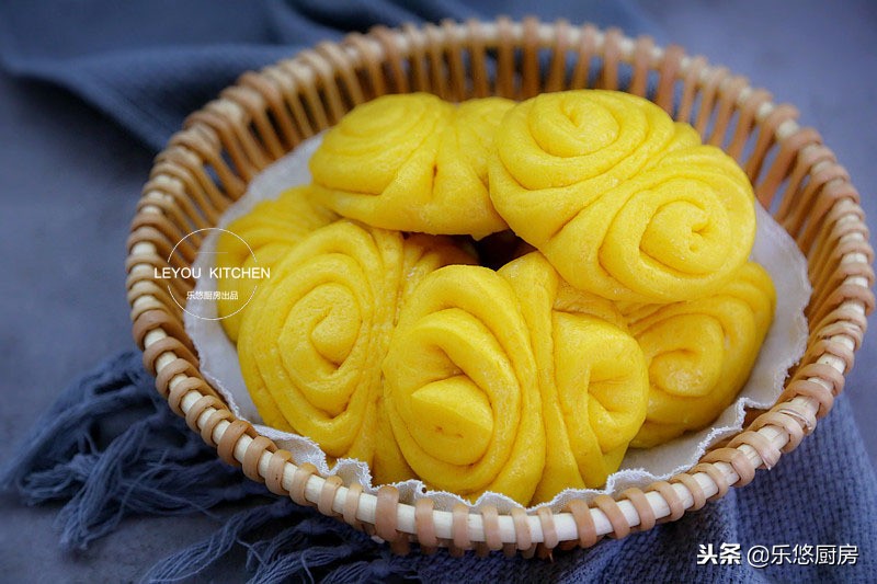 用筷子一卷的花卷,筷子压花卷做法