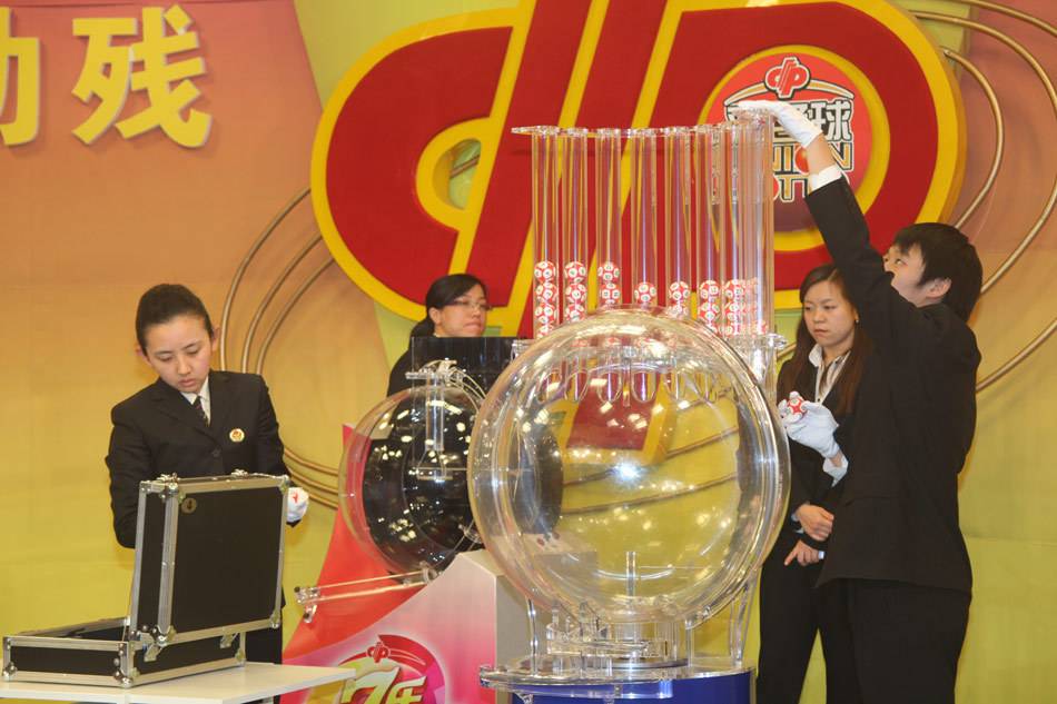 怎样用java编写一个双色球程序,使用java程序读取数据