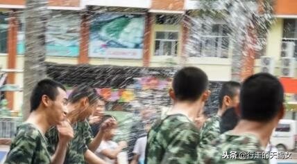 欢乐的泼水节鸟语花香,泼水节溢出的欢乐