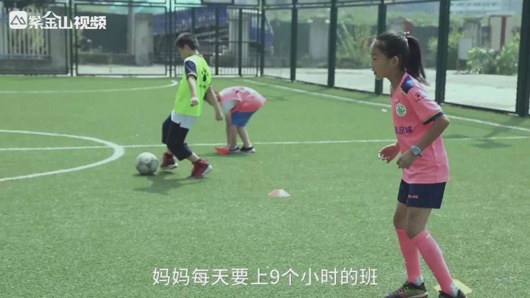 一个小女孩和她的梦,一个女孩的足球梦