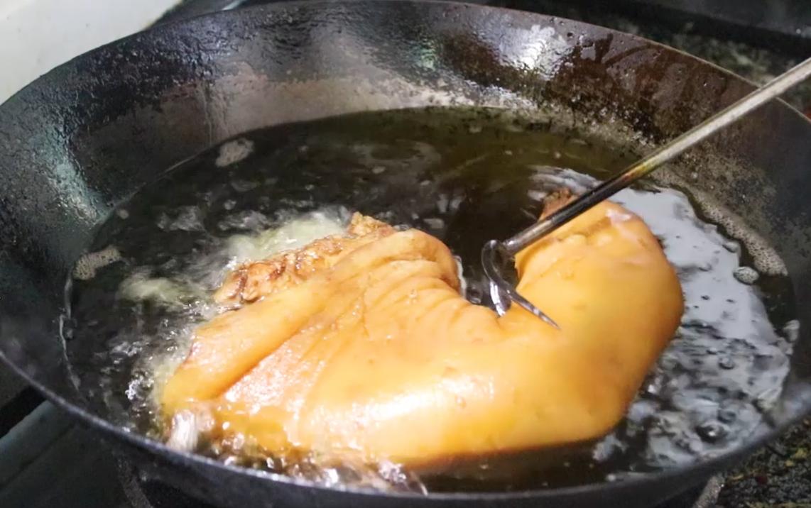 把猪脚炖好吃的做法,两年的猪脚怎么煮好吃又简单