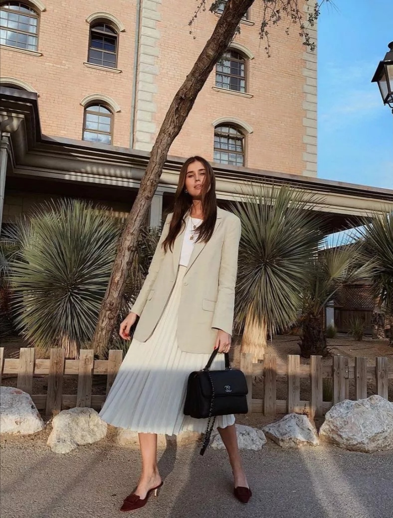 腿粗屁股大女生穿个什么裙子,腿粗屁股大的女生穿裤子还是裙子