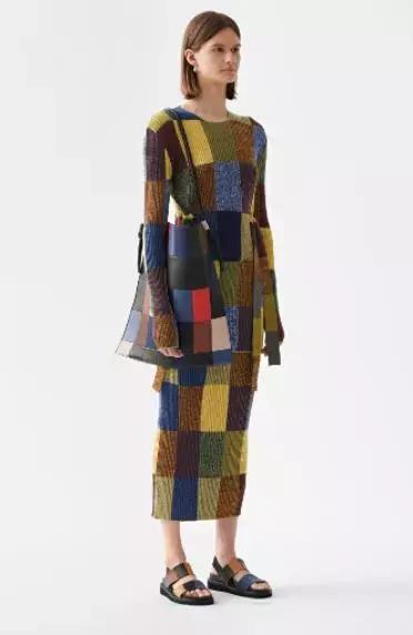 售卖假冒名牌服装一万元,卖了价值280元假冒品牌产品