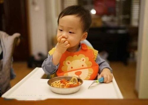 母婴知识宝宝吃太饱有三大坏处,为什么宝宝不能吃太多辅食