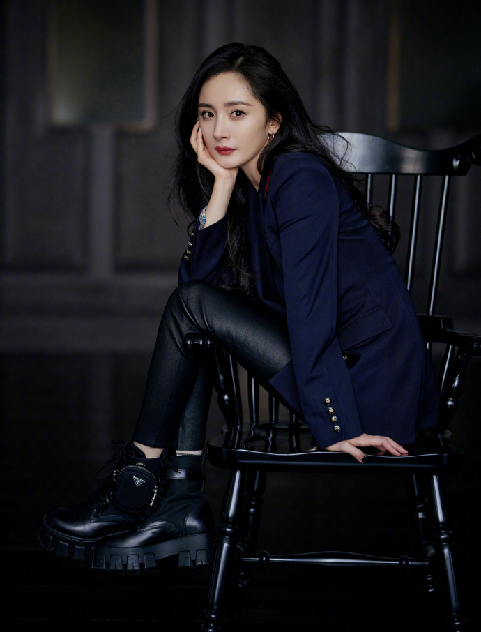 杨幂紧身皮裤穿搭,杨幂穿宽松皮裤