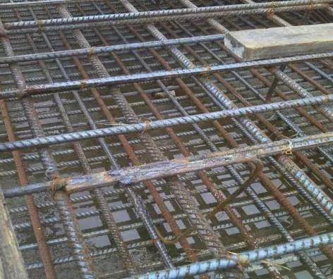 基础防雷接地扁铁施工全过程视频,建筑防雷接地施工流程