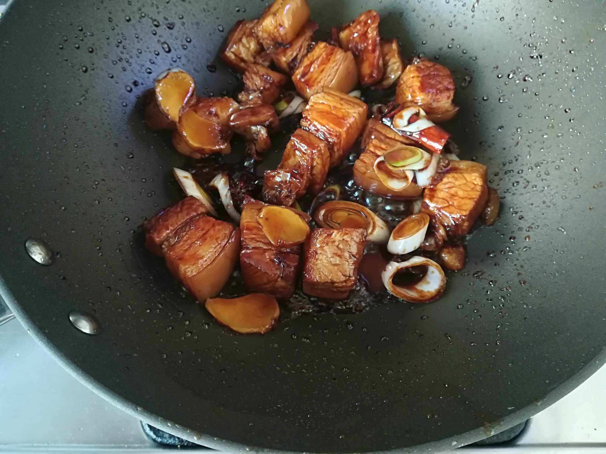 做红烧肉用冰糖还是白砂糖,红烧肉炒糖色用白糖还是冰糖