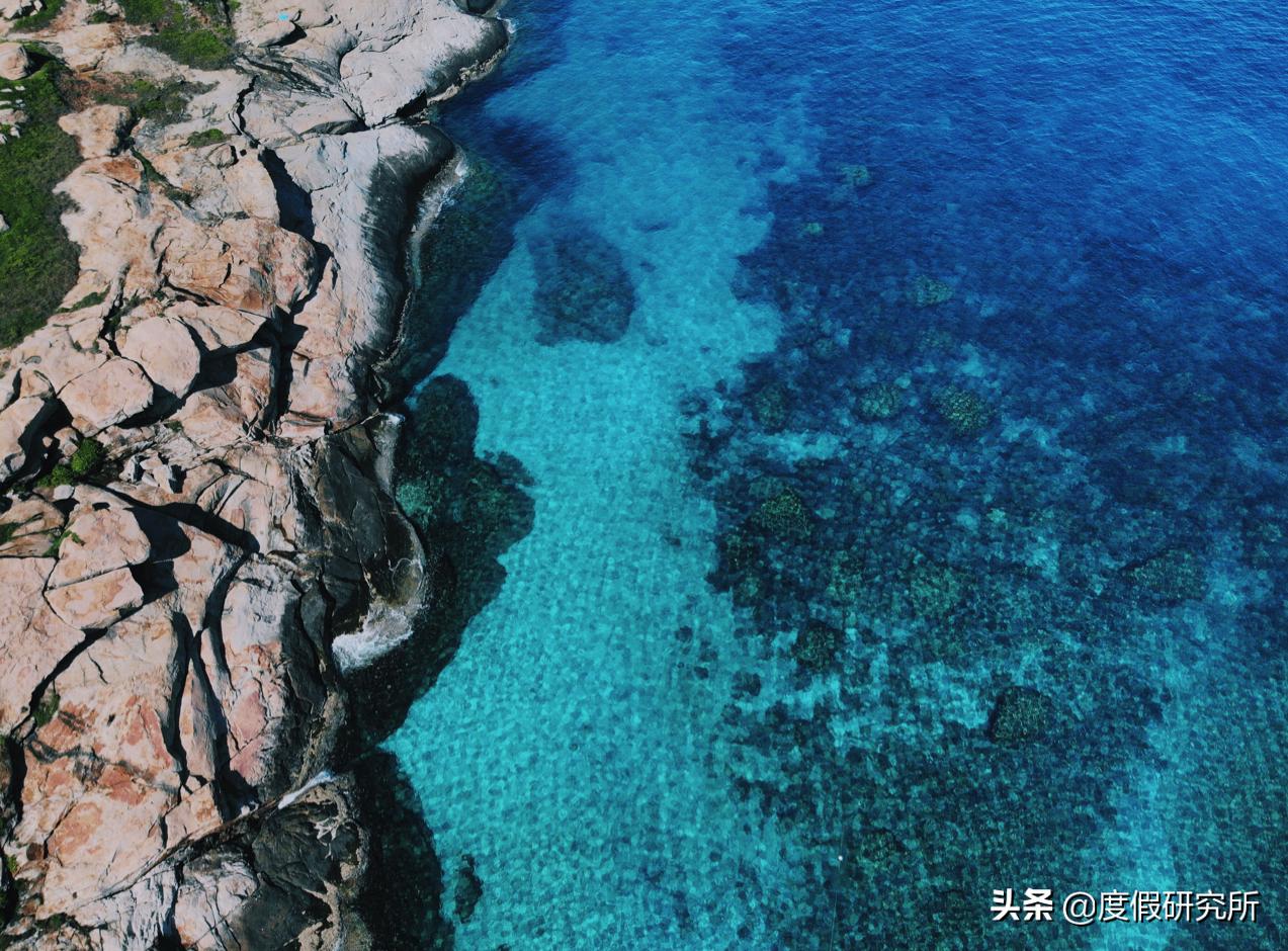 中国媲美马尔代夫海滩,海水很清澈的地方外国