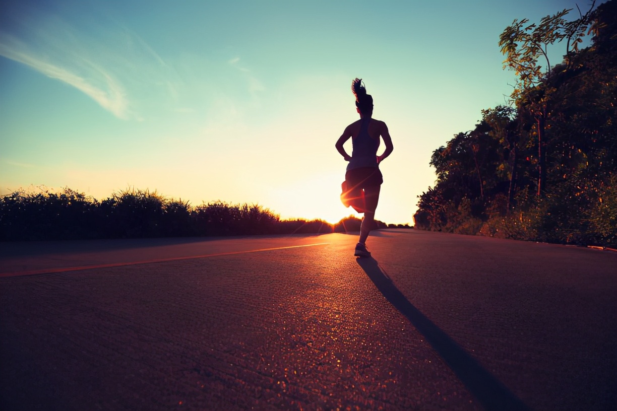 跑步伤膝盖这些动作帮你预防缓解,长期跑步致膝盖轻微疼痛的原因