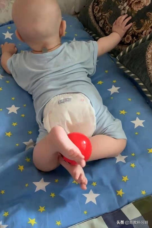 五个月的宝宝新技能坐着抬脚,4个月宝宝解锁新技能手抱脚