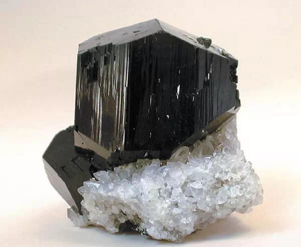 各种宝石原石的种类图片大全,高清彩色宝石原石图片大全