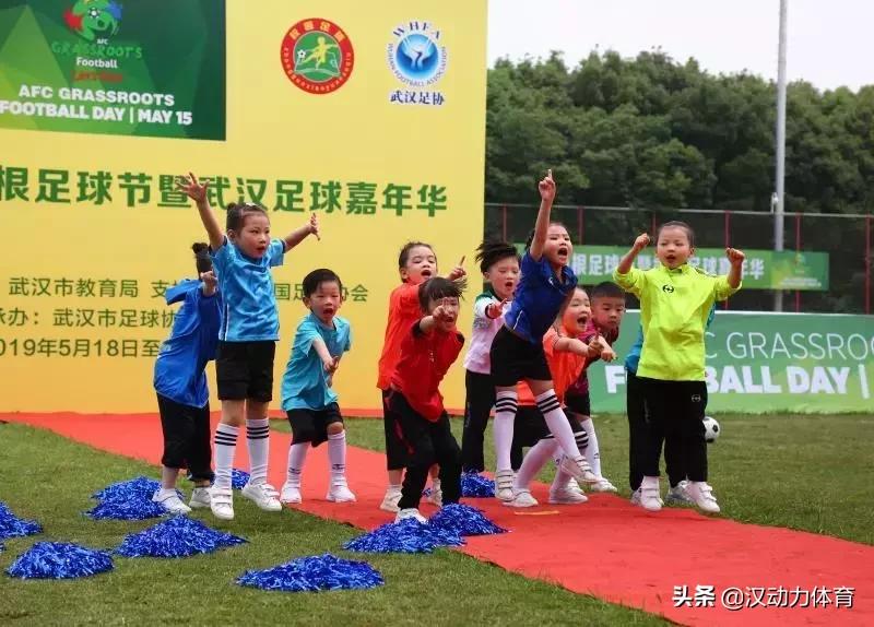 武汉塔子湖迎足球嘉年华男女老少一个不落！