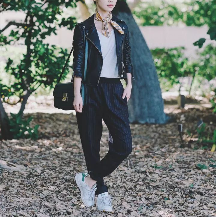 短丝巾搭配衬衫及职业装系法大全,女士黑色衬衣职业装配什么丝巾