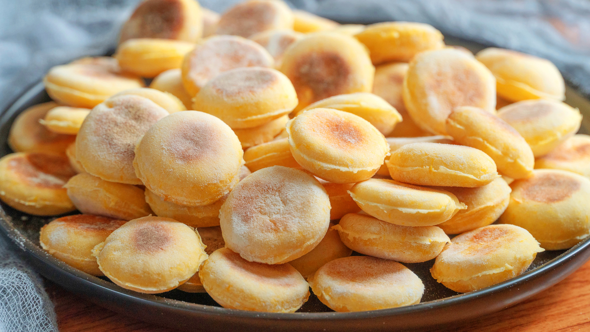 软糯香甜的南瓜饼超简单,好吃的南瓜饼老人孩子都抢着吃