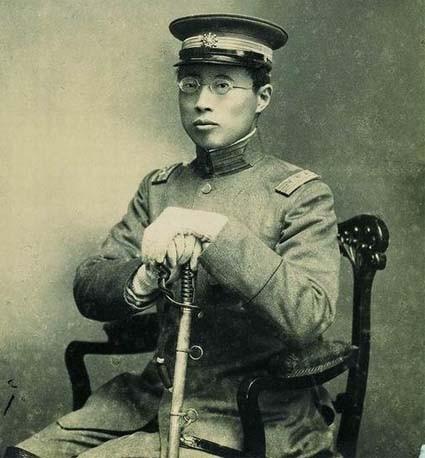 蒋介石首次杀手体验：浑身是汗脑袋一片空白，回到住所喝一瓶白酒