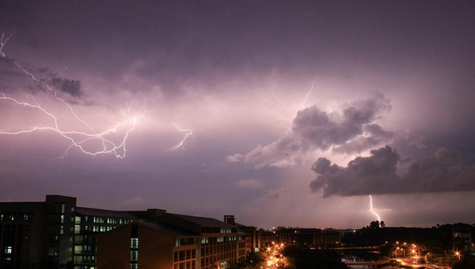 雷电天气如何预防遭雷击,雷雨天怎么防雷击
