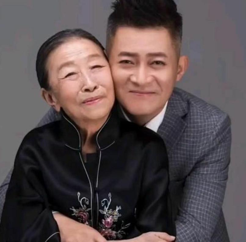 83岁丑娘张少华，生病独自一人去住院，干儿子杨志刚亲自接她出院