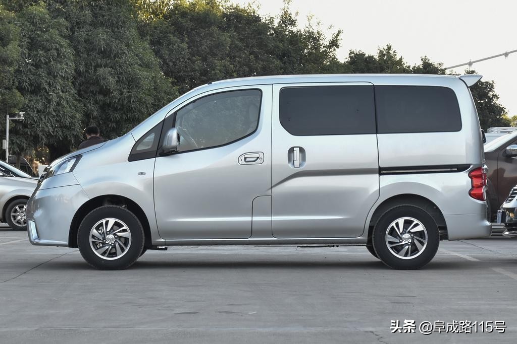 连纽约的出租车都选它！舒适、耐用，更能装的日产NV200终于到手了，让我们看看它到底有多实用