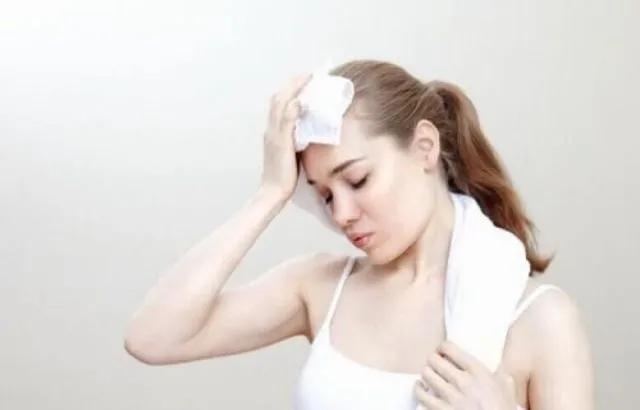 50多岁的女人更年期都有哪些症状,50岁女性怎么感觉全身不舒服