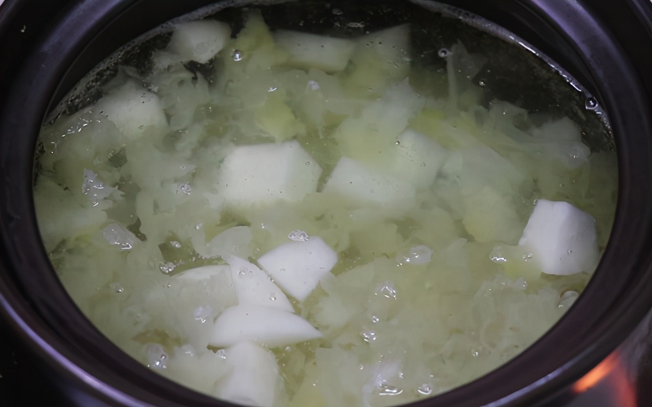 秋天银耳饮品做法大全,秋天银耳雪梨的家常做法