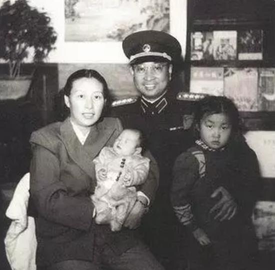 1961年陈赓在上海病逝,郭化若闻讯立即赶到上海:*长首**,我来迟了