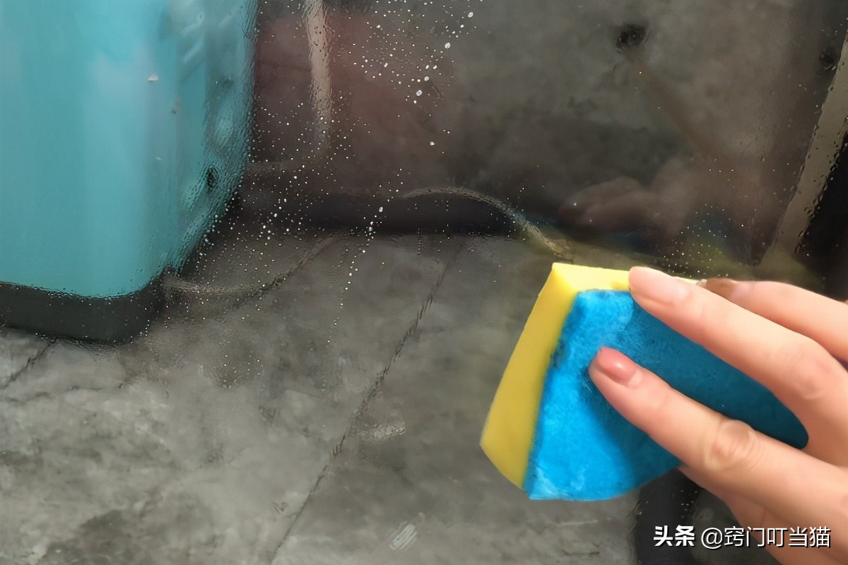 去除浴室玻璃上的水垢的最佳方法,浴室玻璃水垢怎么去除小窍门