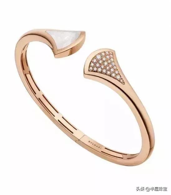 李湘晒奢华珠宝 (李湘戴的珍珠项链)