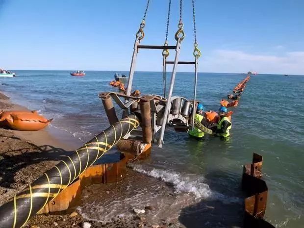 光纤是如何传输信号的呢,光纤是如何把光变成数据的