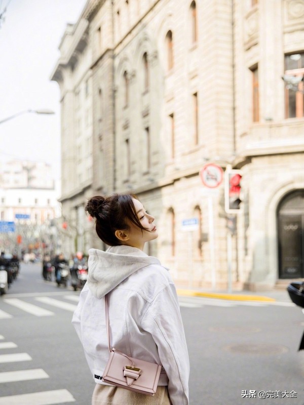 袁姗姗穿黑色皮衣配微喇牛仔裤,袁姗姗穿白色夹克