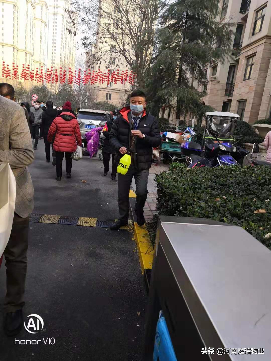 疫情防控期间依然坚守在岗位上,疫情防控处处都有他的身影