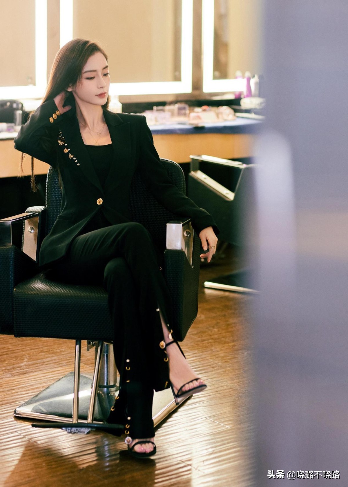 一件黑西装多种穿法,教你最实用的西装穿搭技巧