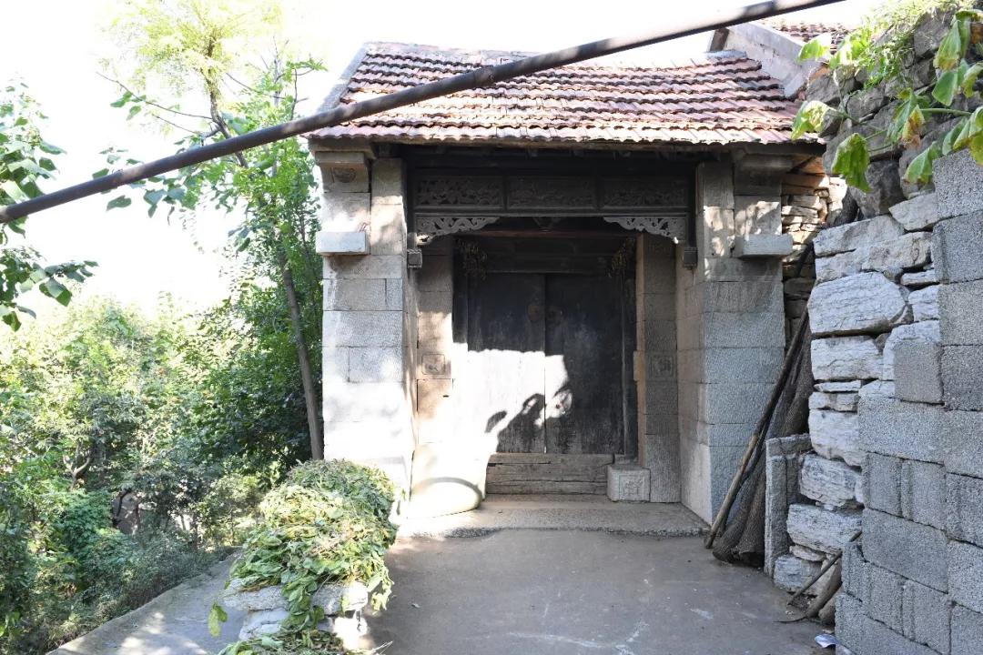 青州古村冯家岭子,石屋石墙石碾和专治疙瘩神奇的石头爷爷