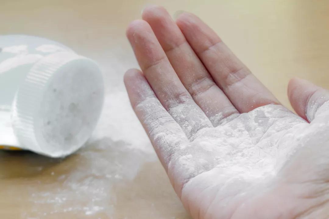 爽身粉可不可以治疗热痱子,爽身粉治疗热痱子吗