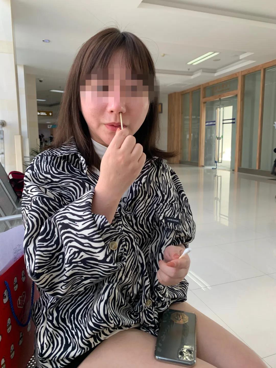 流浓鼻涕还散发臭味！昆明一女子整容后发现鼻腔内留有异物：无法见人...