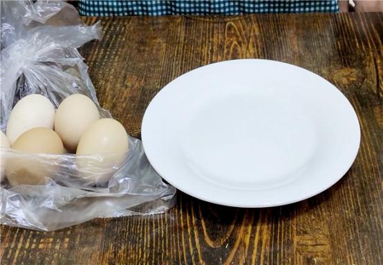 煮鸡蛋这样做鸡蛋软嫩鲜香好剥壳,白水煮鸡蛋怎么煮好剥壳