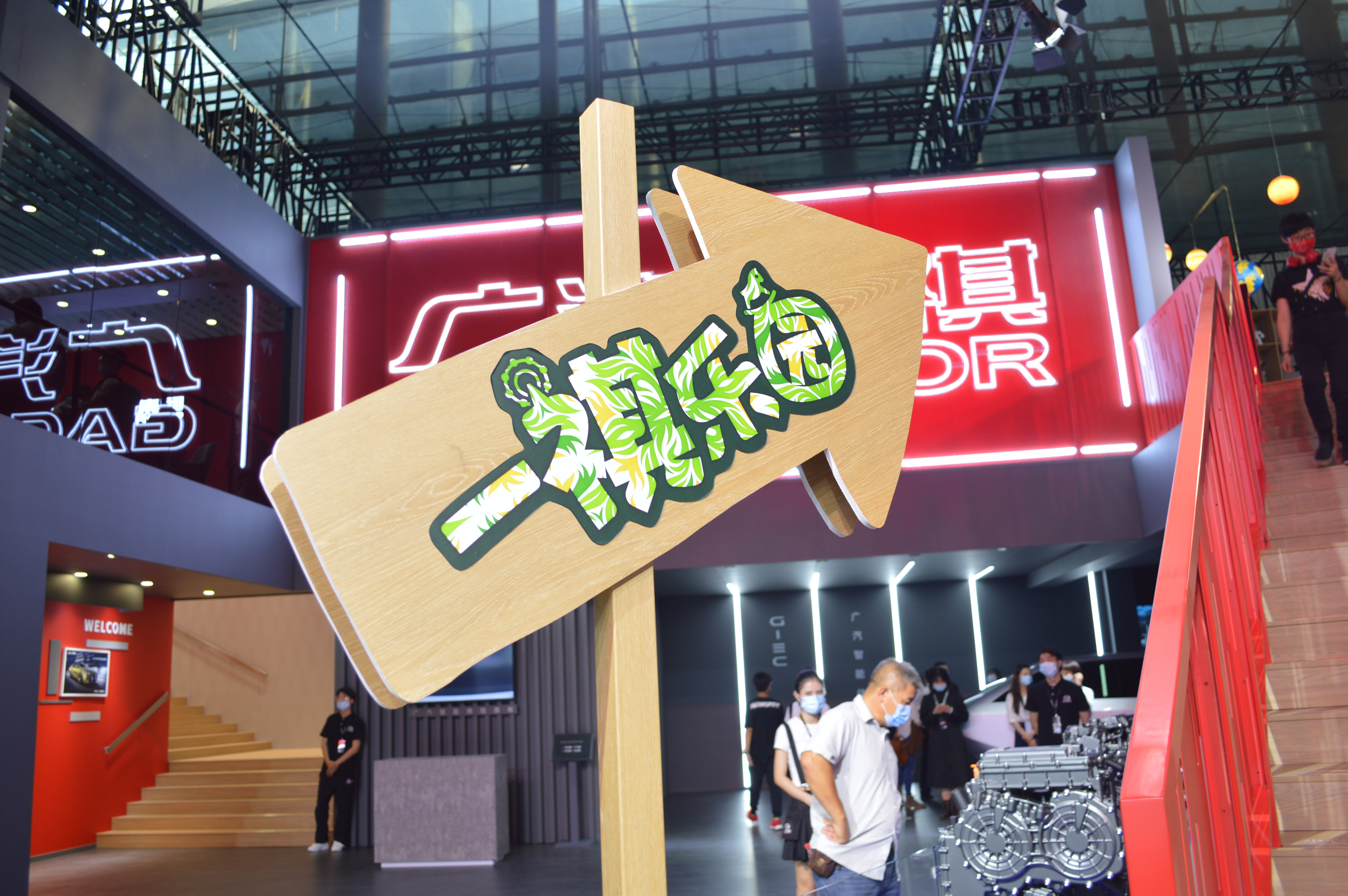 广州车展车模小姐姐,2019上海国际车展广汽传祺车模