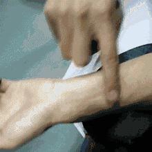 两个手指夹住耳朵奇迹发生了,用两个手指夹住耳朵揉